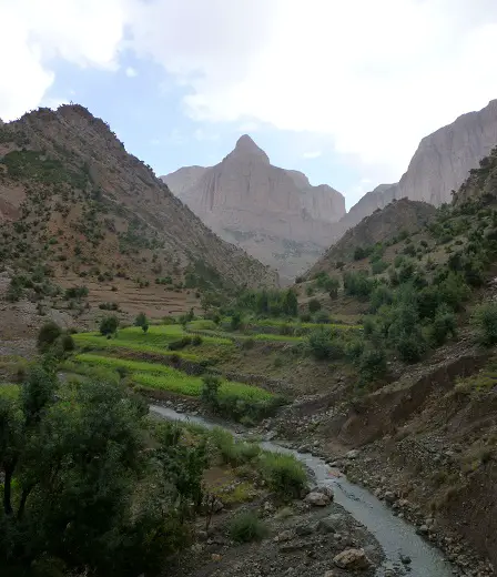 Escalade au Maroc: Cadre idyllique à l'approche des parois alentours de Taghia. 