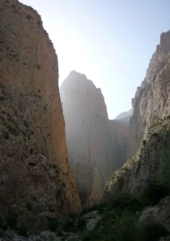 Les imposantes gorges aux très nombreux itinéraires escalade au Maroc : le rêve d'aïcha se trouve sur la paroi de gauche.