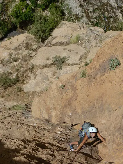 Escalade au Maroc : Le grand dièdre, fil conducteur du Rêve d'Aïcha (ici L3). Septembre 2009