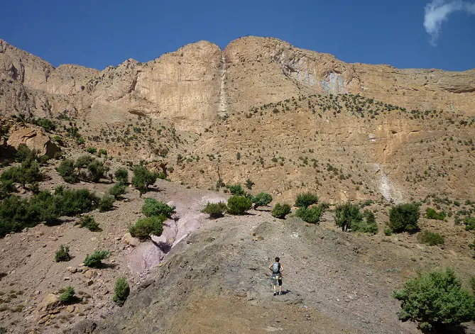 Escalade au Maroc: Petite balade sur les hauteurs de Taghia avant le départ. Toutes ces parois sont équipées ou au moins en parties. Sept 2009 FD 