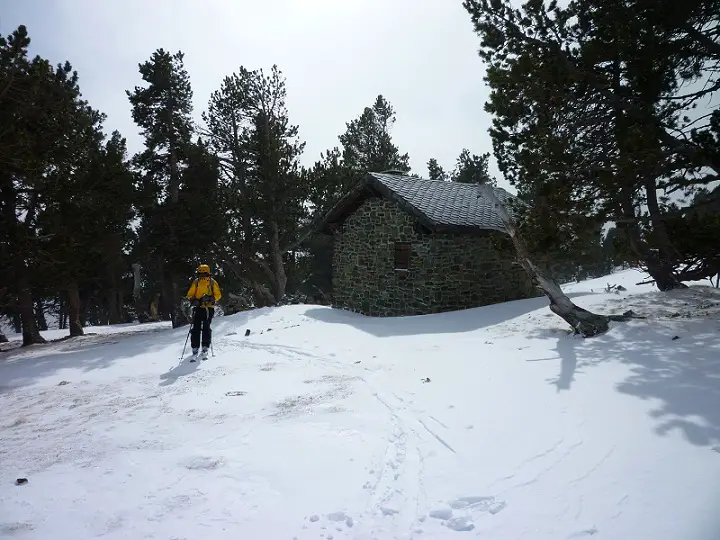 Le départ ensoleillé mais toujours autant de vent en direction du Puig del Pam dans les PO