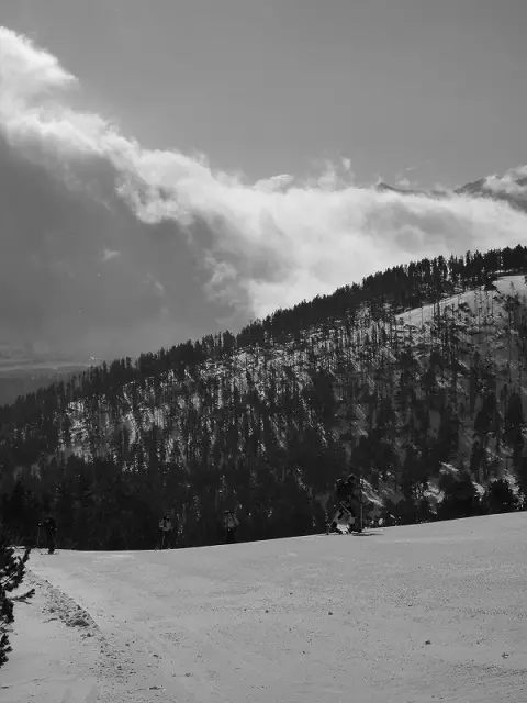 La remontée, raide, des pistes de Formiguères: vous pouvez aussi prendre un forfait randonneur, il vous en coutera 5 euros.