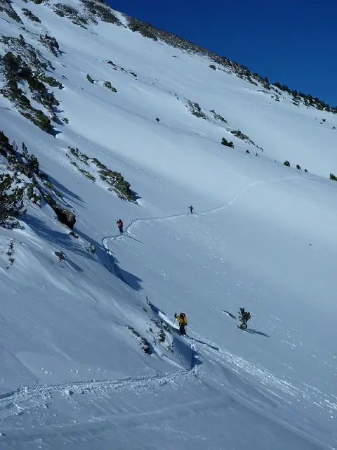 Neige et vent la veille et durant la nuit : un manteau bien chargé nous attend à certains endroits avant le petit peric.