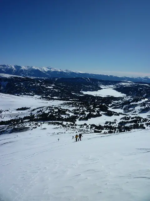 Montée en ski de randonnée sur fond de lac de Bouillouses.