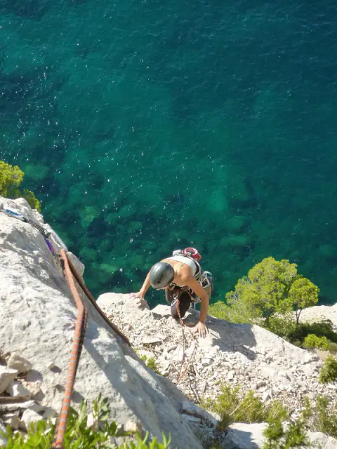 Fin de L2 en 6a+ de la voie de Armanta Calanca dans les Calanques