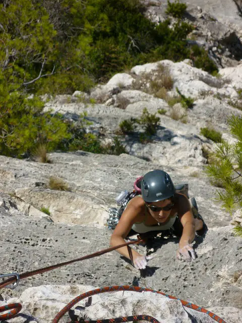 Belle dalle L2 en 6a+ de la voie de Armanta Calanca dans les Calanques