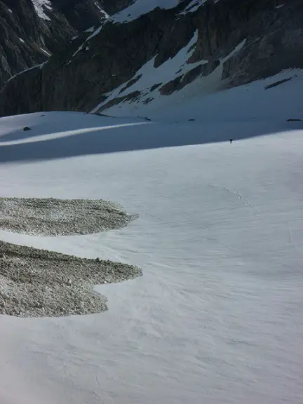 Contrastes de printemps sur le glacier noir supérieur. - 2012 - CP. Florian DESJOUIS