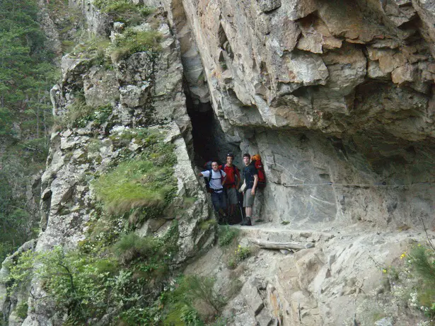 Nos premiers pas dans la gorge, l'Homme y a tracé sa route à grand coup de dynamite. - 2009 - CP. Florian DESJOUIS