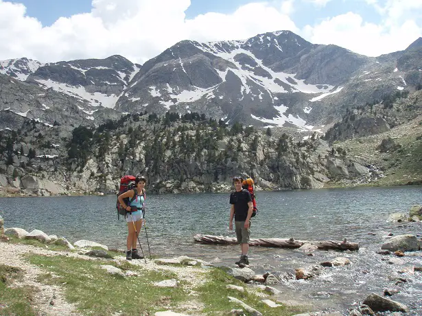 Gwendoline et Laurent prennent la posent dans un paysage idyllique typiques des Pyrénées orientales. - 2009 - CP. Florian DESJOUIS