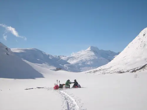 Pause déjeuner sous le soleil en Norvège avant de repartir en ski de randonnée