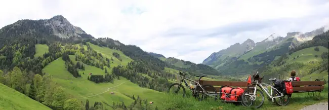 Pause salvatrice durant la montée du Jaunpass (Suisse)