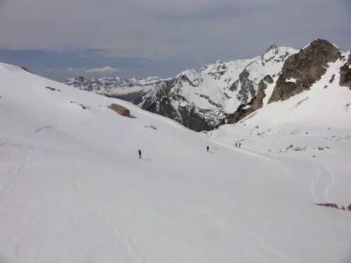 Remontée en pente douce dans ce joli petit vallon, le groupe commence à s'étirer, la fatigue se fait sentir Panticosa en Espagne