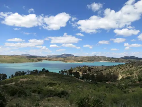 Réserve d'eau en amont des barrages hydro-électriques durant notre voyage à vélo en Andalousie