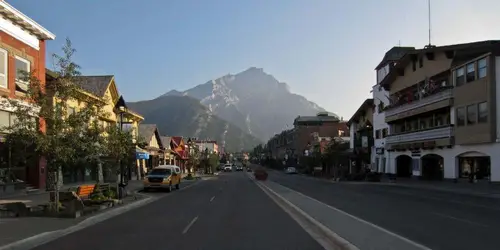 Retour à la civilisation, à Banff, pour une lessive, le traditionnel resto d'après trek, et direction Vancouver Island ! durant notre Trek en Colombie Britannique