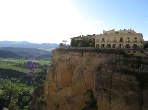 Ronda sur son rocher durant notre voyage à vélo en Andalousie