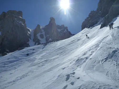 Sortis du couloir, nous allons bientôt rechausser les skis pour l'assaut final lors du séjour Alpinisme à Ceillac