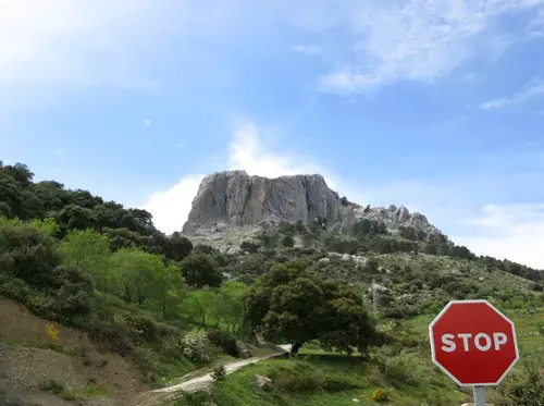 Stop : la falaise d'Algatocin ! durant notre voyage à vélo en Andalousie
