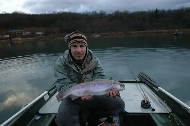 Stéphane Mari avec une jeune truite prise au streamer au réservoir de Virieu le grand 