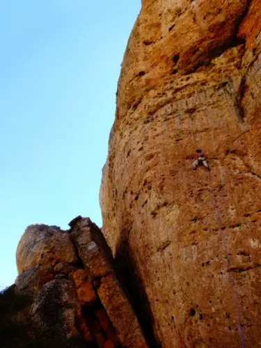 Gwen se chauffe pépère dans un joli 6a lors du séjour escalade grande voie en Turquie