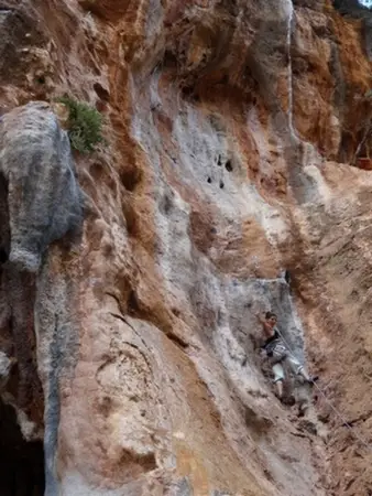 Gwen se régale dans un 6a+ bien joli, malgré la patine... Escalade grande voie en Turquie