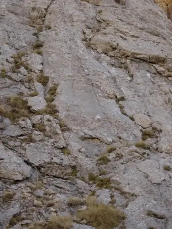 Le premier point se trouve au pied de la dalle la plus compact et la plus lisse, au milieu de la photo lors du séjour Escalade grande voie en Turquie