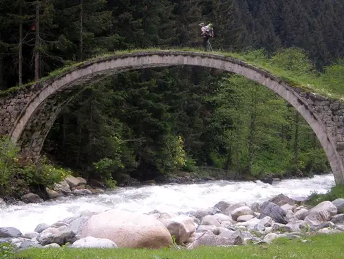 Un des magnifiques anciens ponts en pierre qui enjambent la rivière dans les montagnes de Turquie