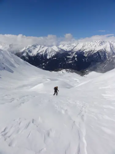 Arrivée ventée au col en ski de randonnée dans le Val d'Aoste