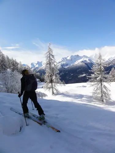 En balcon au-dessus de la vallée dans le Val d'Aoste et face au massif du Grand paradis