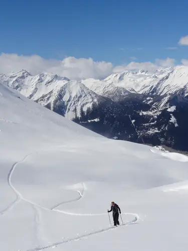 Montée ski de randonnée en douceur en direction du col dans le Val d'Aoste