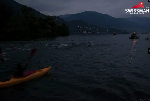 Départ de la course à la nage au SWISSMAN Xtreme Triathlon