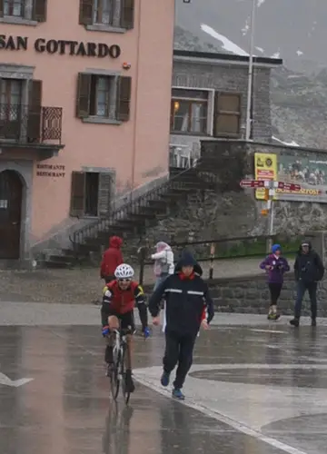 Début du parcours vélo sous la pluie au SWISSMAN Xtreme Triathlon