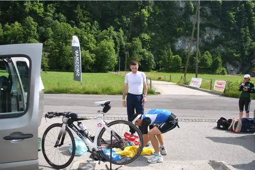 Changement de tenu pour la course à pied/trail 42.2km/1900 D+ au SWISSMAN Xtreme Triathlon