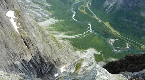 Vue du haut du Trollryggen sur la vallée