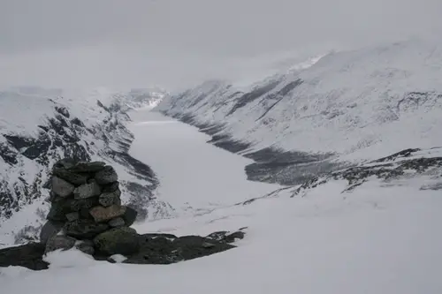 Vue sur le lac de Gjende durant notre raid ski de rando en Norvège