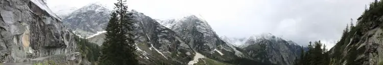 Ascension en vélo du grimselpass on y distingue une petite route a gauche