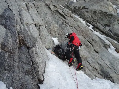 Au pied du ressaut difficile de la voie Slovène aux Grandes Jorasses