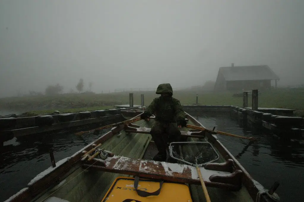 Olivier ramant dans cette épaisse brume au Réservoir de Veirières