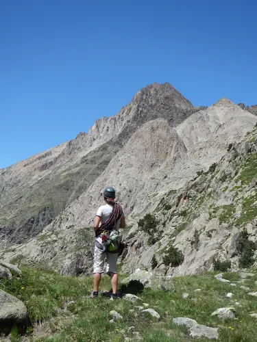 Tête du rouget au loin, sommet aux couleurs atypique près de la Bérarde