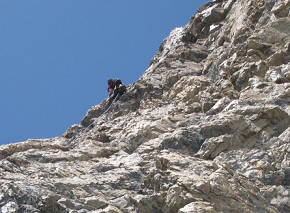 Dans le mur au dessus des vires du glacier carré à la meije 