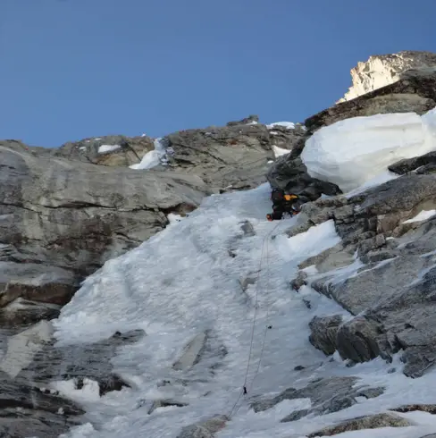 Dans les goulottes de la voie Slovène aux Grandes Jorasses