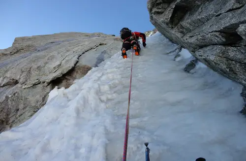 Dans les goulottes de la voie Slovène en face nord des Grandes Jorasses