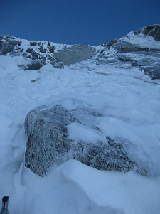 Dans la voie Ginat lors de notre ascension en Face Nord des Droites dans le Massif du Mont-Blanc les droites à chamonix voie Ginat