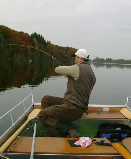 Fred d'EUROPECHE 34 en action de pêche au Réservoir lac de la landie