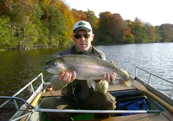 Fred d'EUROPECHE 34 avec sa truite Arc-en-ciel -Réservoir lac de la landie