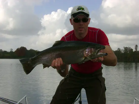 Truite mâle Arc-en-ciel pêché par Fred d'EUROPECHE 34- réservoir Lac de la landie