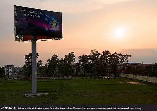 #CréPUBscule - Retour sur Hanoï, le soleil se couche sur les rizières où se découpent les immenses panneaux publicitaires - Mercredi 24 avril 2013