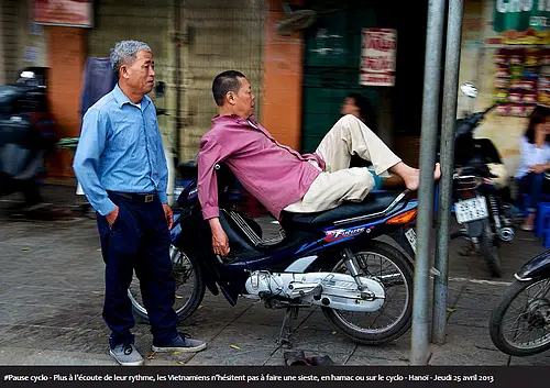 #Pause cyclo - Plus à l'écoute de leur rythme, les Vietnamiens n'hésitent pas à faire une sieste, en hamac ou sur le cyclo - Hanoï - Jeudi 25 avril 2013