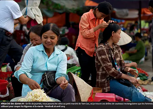 #Marché des dames #1 - En in de journée, nous posons les vélos au petit marché de Tam Coc, où je trouve ces drôles de couteaux rectangulaires que les femmes utilisent pour couper les légumes et la viande - Vendredi 26 avril 2013