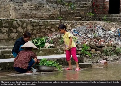 #Curieuse - A bord d'une barque, regard curieux du photographe sur les berges alentour... en abîme de celui de cette petite fille - un bras de rivière de Kenh Ga vers la grotte de Van Trinh - Samedi 27 avril 2013