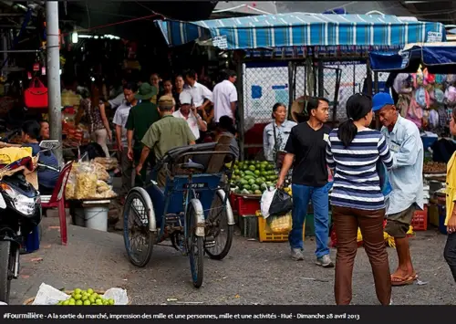 #Fourmilière - A la sortie du marché, impression des mille et une personnes, mille et une activités - Hué - Dimanche 28 avril 2013